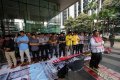 Peserta Demo Anti Korupsi Salat Jumat di KPK