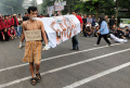 Demo BBM di DPRD Jabar, Mahasiswa Bawa Keranda dan Boneka Mayat