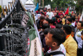 Demo BBM, Mahasiswa Buat Kuburan di DPRD Jabar