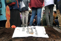 Demo BBM, Mahasiswa Buat Kuburan di DPRD Jabar