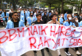 Demo BBM, Mahasiswa Unisba Geruduk Gedung DPRD Jabar