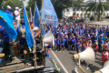 demo-buruh-kepung-gedung-sate_20231214_210350.jpg