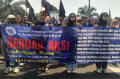 demo-buruh-kepung-gedung-sate_20231214_210619.jpg