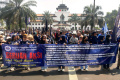 demo-buruh-kepung-gedung-sate_20231214_210707.jpg