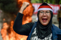 demo-di-depan-kpu-diwarnai-aksi-bakar-spanduk_20240318_211351.jpg