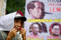 demo-di-depan-kpu-diwarnai-aksi-bakar-spanduk_20240318_211353.jpg