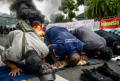 demo-di-depan-kpu-diwarnai-aksi-bakar-spanduk_20240318_211355.jpg