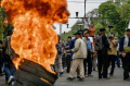demo-di-depan-kpu-diwarnai-aksi-bakar-spanduk_20240318_211401.jpg