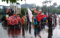 Demo Menolak Kenaikan Harga BBM di Depan Gerbang DPR