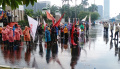 Demo Menolak Kenaikan Harga BBM di Depan Gerbang DPR