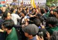 Demo Tolak Kenaikan Harga BBM di Bandung, Dua Kelompok Mahasiswa Ricuh