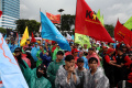 demo-tolak-perppu-ciptaker-di-depan-gedung-dpr-ri_20230228_162807.jpg