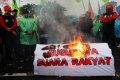 Demo Tolak Perppu Ciptaker di Depan Gedung DPR RI