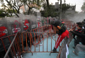 demonstran-pro-palestina-bentrok-dengan-polisi-di-kedubes-israel_20240529_133514.jpg