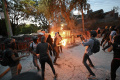 demonstran-pro-palestina-bentrok-dengan-polisi-di-kedubes-israel_20240529_164730.jpg