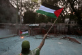 demonstran-pro-palestina-bentrok-dengan-polisi-di-kedubes-israel_20240529_171450.jpg