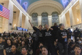 demonstran-pro-palestina-blokir-stasiun-grand-central-new-york_20231028_194458.jpg