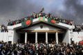 demonstran-yang-marah-serbu-istana-perdana-menteri-bangladesh_20240806_080348.jpg