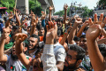 Demonstran yang Marah Serbu Istana Perdana Menteri Bangladesh