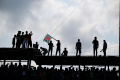 Demonstran yang Marah Serbu Istana Perdana Menteri Bangladesh