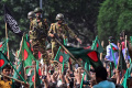 Demonstran yang Marah Serbu Istana Perdana Menteri Bangladesh