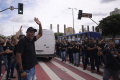 demonstrasi-polisi-di-brasil-tuntut-kenaikan-gaji_20220222_080103.jpg