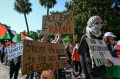 demonstrasi-warga-amarika-pro-palestina-di-orlando-florida_20240512_105504.jpg