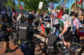 demonstrasi-warga-amarika-pro-palestina-di-orlando-florida_20240512_105522.jpg