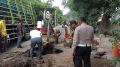Dengan Alat Berat Petugas Perbaiki Jalan Amblas