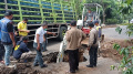 Dengan Alat Berat Petugas Perbaiki Jalan Amblas