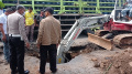 dengan-alat-berat-petugas-perbaiki-jalan-amblas_20220319_162908.jpg