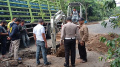 Dengan Alat Berat Petugas Perbaiki Jalan Amblas