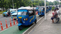 Deretan Bajaj Nekat Parkir di Jalur Sepeda