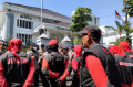 desak-pj-gubernur-jabar-terbitkan-sk-upah-pekerja_20240320_195119.jpg