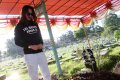 Dhea Imut Menangis di depan Makam Sang Ayah