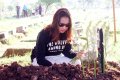 Dhea Imut Menangis di depan Makam Sang Ayah