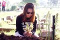 Dhea Imut Menangis di depan Makam Sang Ayah