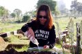 Dhea Imut Menangis di depan Makam Sang Ayah