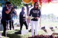 Dhea Imut Menangis di depan Makam Sang Ayah