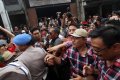 dihadang-pendemo-cawagub-djarot-tetap-blusukan_20161114_132545.jpg