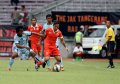 Dirga Lasut Dihalangi Pemain Persela