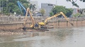 Dua Alat Berat Keruk Lumpur Kali Banjir Kanal Barat