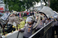 Dua Kelompok Massa Ricuh saat Demo MK di Patung Kuda
