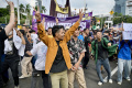 Dua Kelompok Massa Ricuh saat Demo MK di Patung Kuda