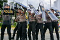 dua-kelompok-massa-ricuh-saat-demo-mk-di-patung-kuda_20240420_092405.jpg