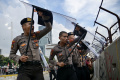 dua-kelompok-massa-ricuh-saat-demo-mk-di-patung-kuda_20240420_092618.jpg