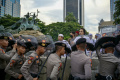 dua-kelompok-massa-ricuh-saat-demo-mk-di-patung-kuda_20240420_092846.jpg