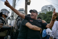 dua-kelompok-massa-ricuh-saat-demo-mk-di-patung-kuda_20240420_093012.jpg
