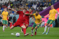 Duel Andreas Skov Olsen dengan Aziz Behich