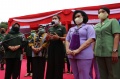DWP Kemensos dan Ketum Dharma Pertiwi Beri Sembako Istri TNI
